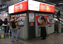 El callejón sin salida de los usuarios de Metro y Cercanías: «Si suben los precios volveré a coger el coche»