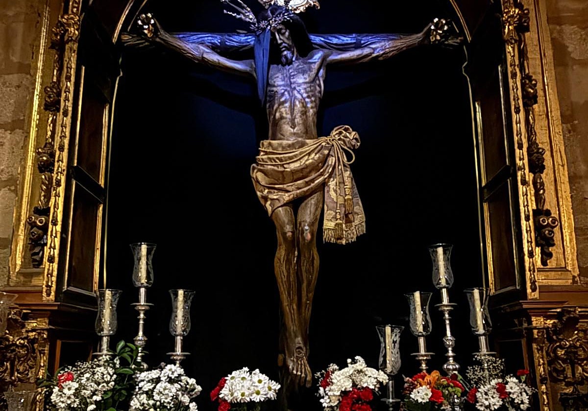 Candelabros a los pies del Cristo del Remedio de Ánimas, de los que falta el primero de la izquierda