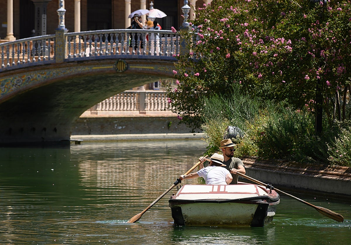Turistas en el canal de la Plaza de España
