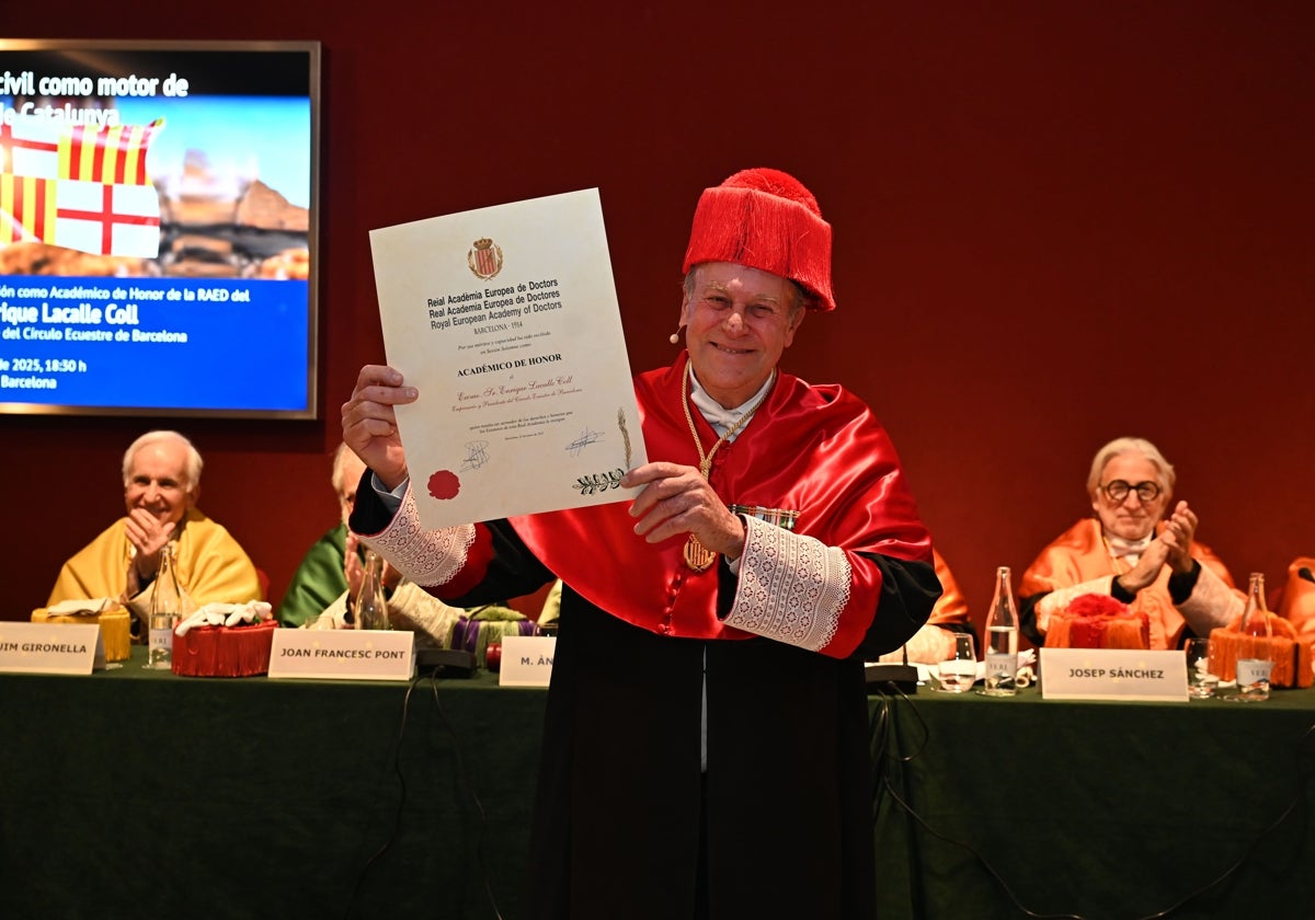 Enrique Lacalle, presidente del Círculo Ecuestre, recibiendo hoy el Diploma de Académico de Honor de la Real Academia Europea de Doctores