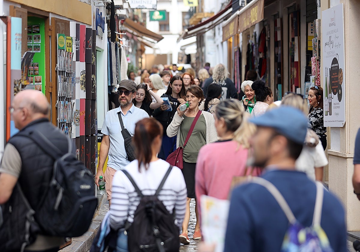 Turistas por la calle Deanes, en pleno corazón de la Judería de Córdoba