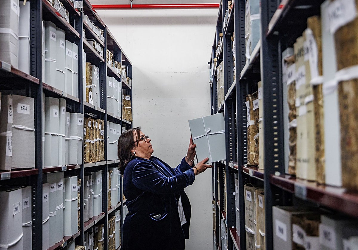 La directora del Archivo Histórico Provincial de Madrid, Beatriz García Gómez, entre protocolos notariales con más de cien años de antigüedad