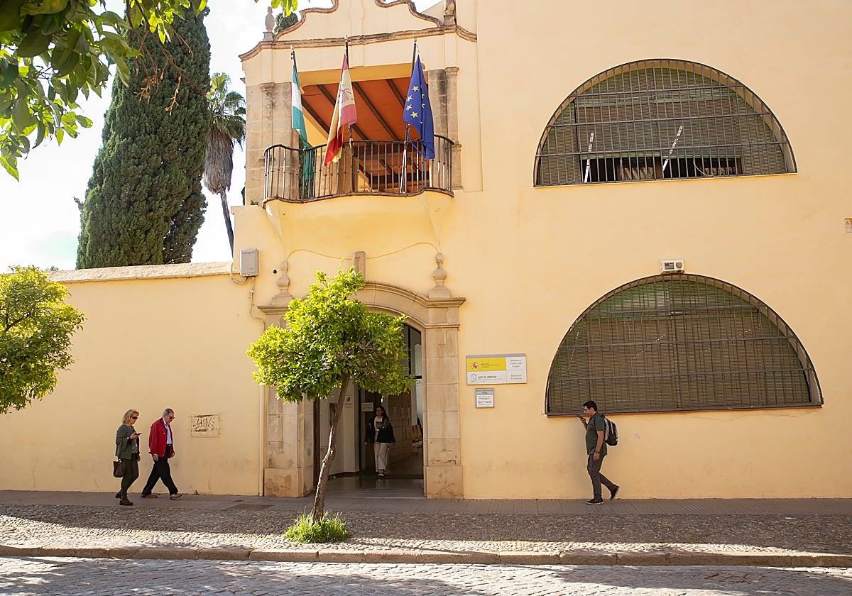 Fachada de la Biblioteca Provincial de Amador de los Ríos en mayo de 2022