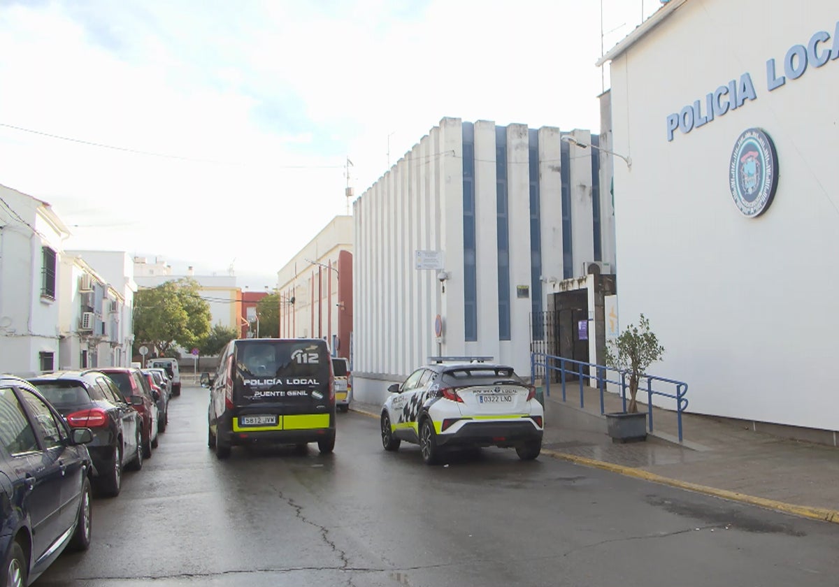 Dos vehículos de la Policía Local en la puerta de sus dependencias