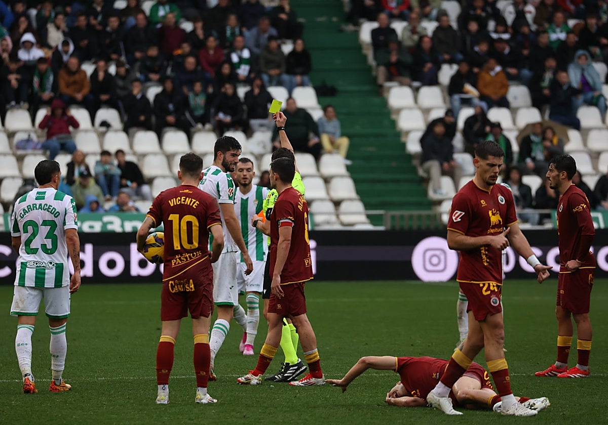El árbitro muestra la tarjeta amarilla a Théo Zidane durante el partido