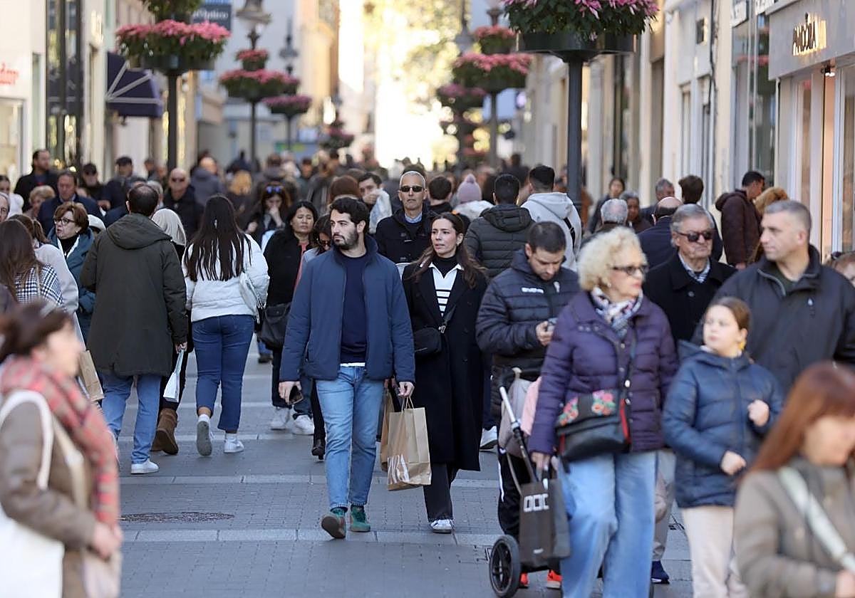 Cordobeses por el centro de Córdoba en una imagen de archivo.