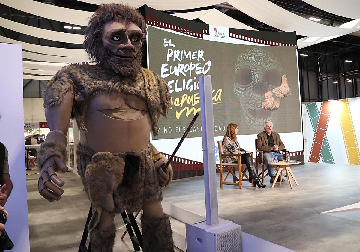 La viceconsejera de Acción Cultural, Mar Sancho, y el director científico del centro museístico de Atapuerca, Juan Luis Arsuaga, en la presentación de este sábado