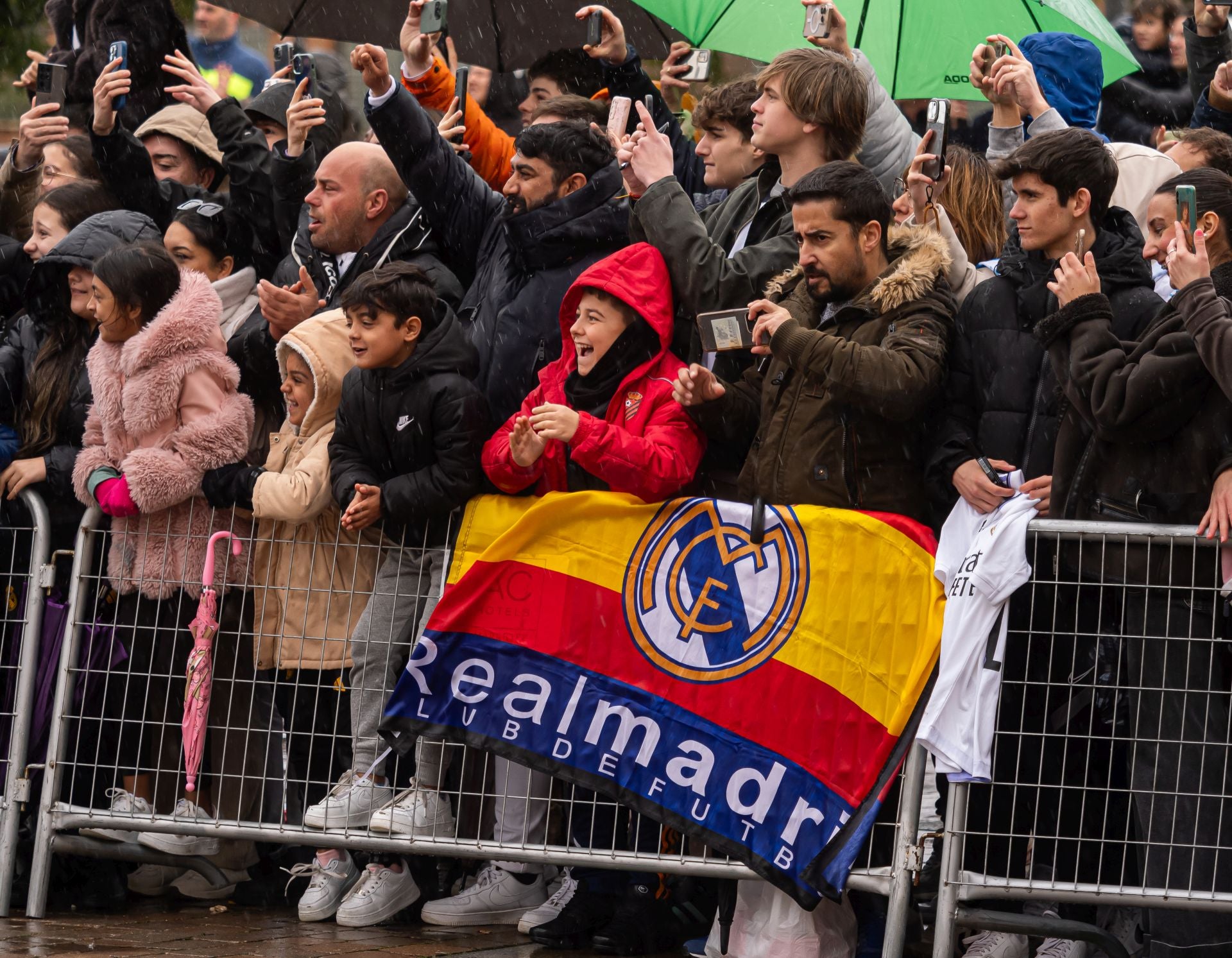 La afición recibe en Valladolid a los jugadores del Real Madrid