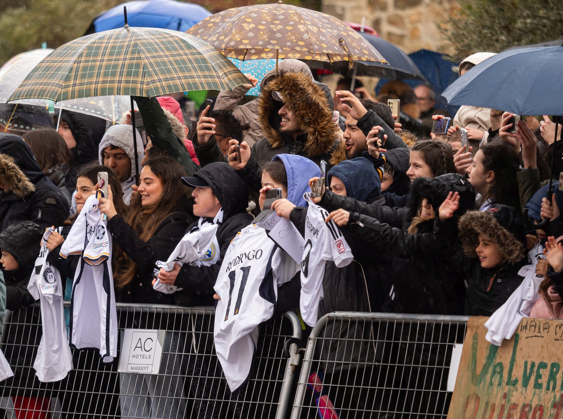 La afición recibe en Valladolid a los jugadores del Real Madrid