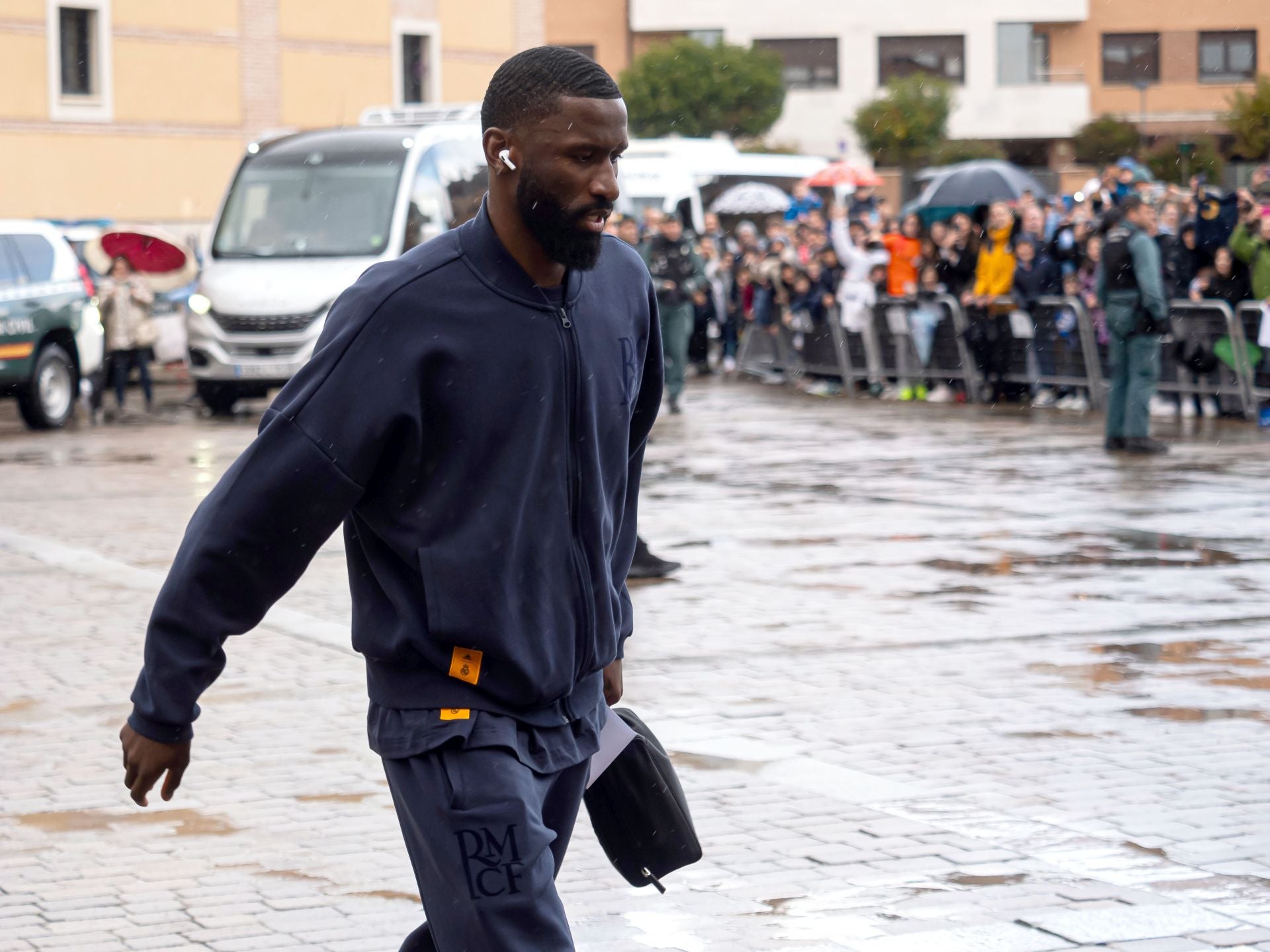 La afición recibe en Valladolid a los jugadores del Real Madrid