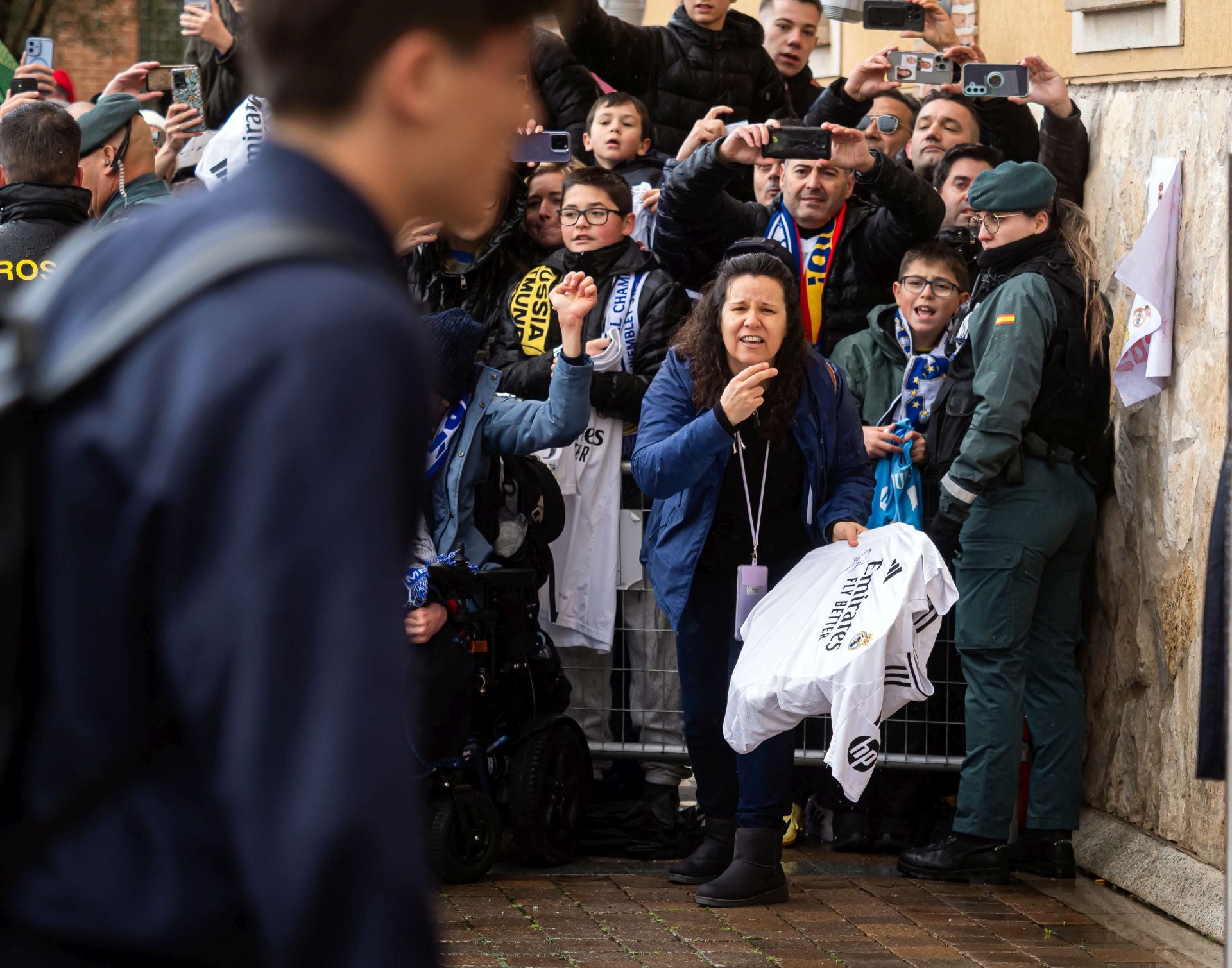 La afición recibe en Valladolid a los jugadores del Real Madrid