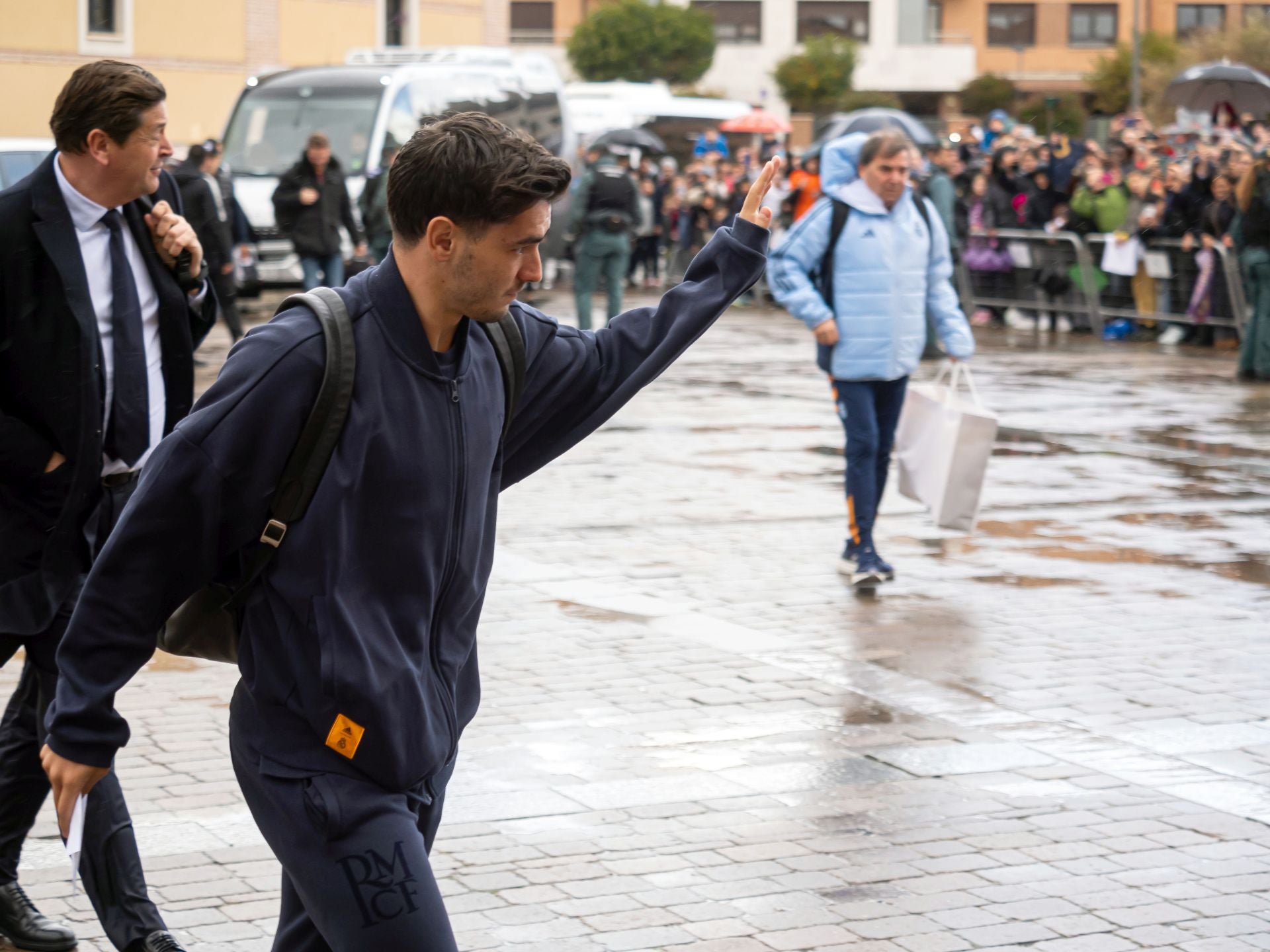 La afición recibe en Valladolid a los jugadores del Real Madrid