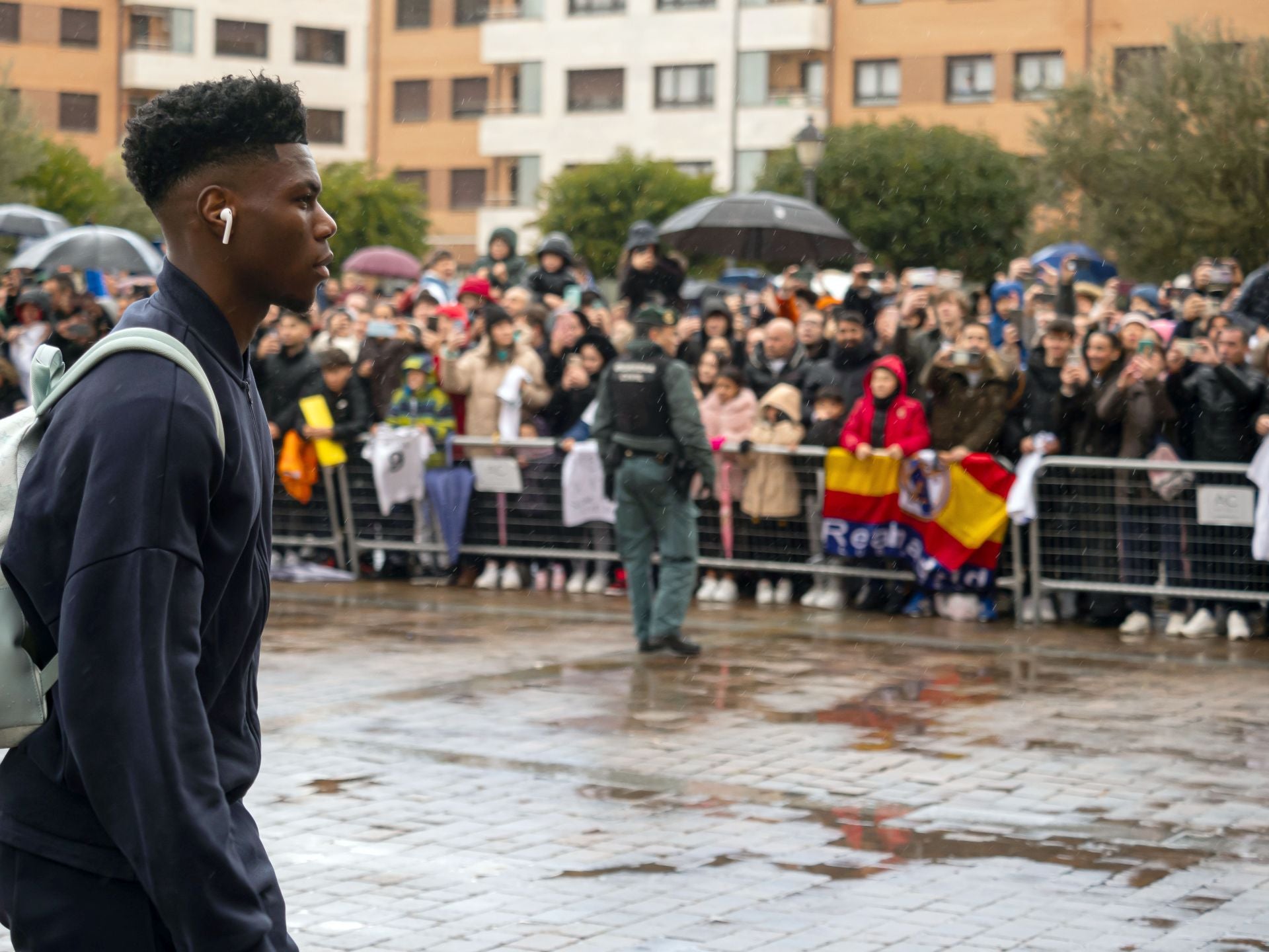 La afición recibe en Valladolid a los jugadores del Real Madrid