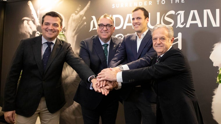 Las autoridades y el director de Estrategia de Vueling, Jordi Pla, celebran el acuerdo para Córdoba