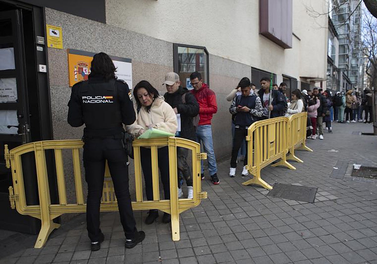 Colas en la oficina de Extranjería de la madrileña calle de Pradillo