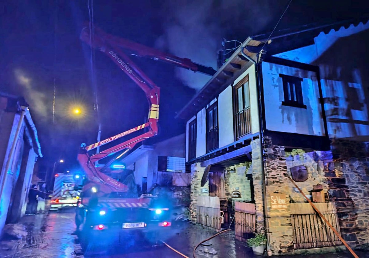 Incendio de una vivienda en la localidad de Valtuille de Arriba, perteneciente al municipio de Villafranca del Bierzo (León)