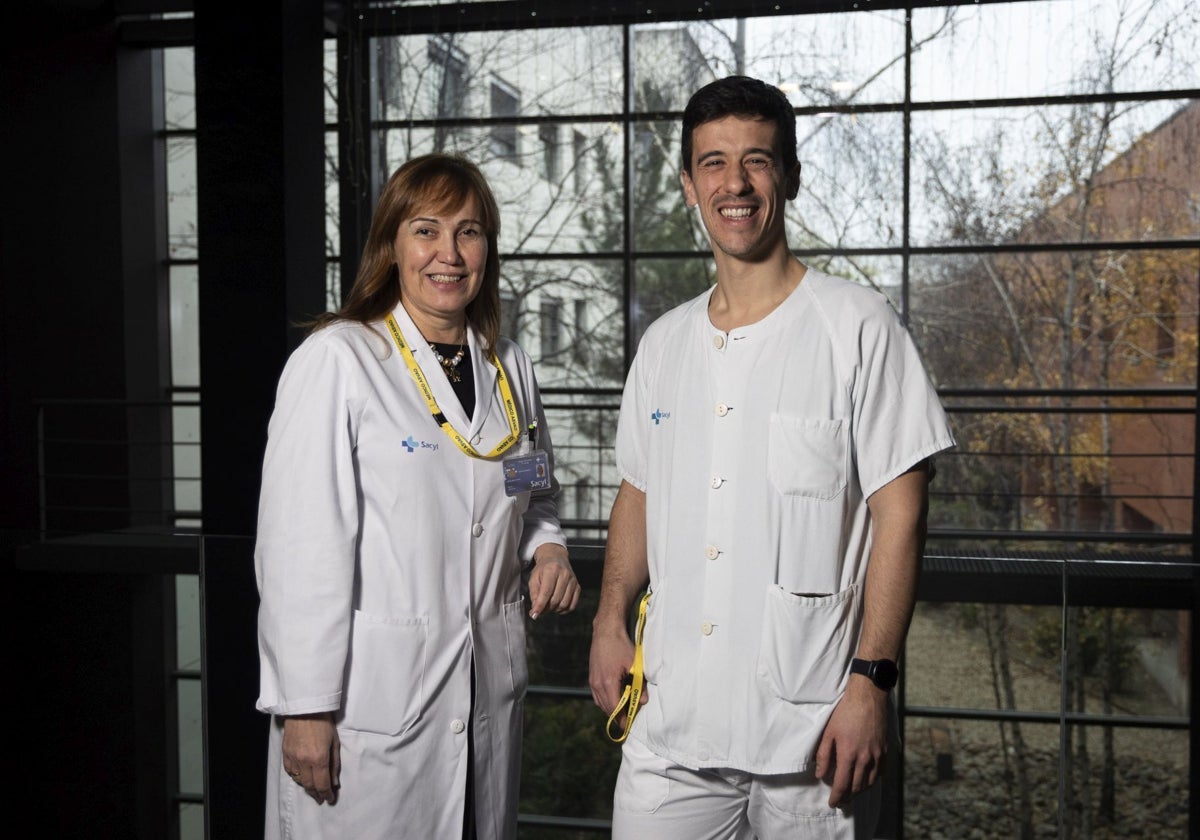 Rosa, responsable de estudios en el Hospital Río Hortega de Valladolid, junto a Alberto, médico italiano