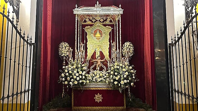 El Simpecado pileño en la casa de Hermandad del Rocío en la aldea para la peregrinación de 2025