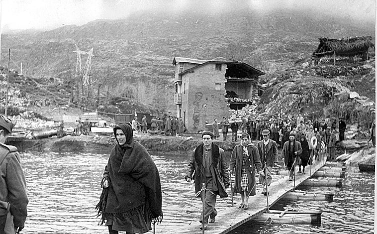 Imagen principal - Algunos de los vecinos afectados y la portada de ABC recogiendo la catástrofe el 11 de enero de 1959