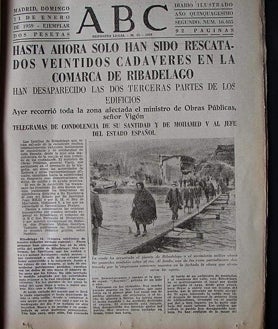 Imagen secundaria 2 - Algunos de los vecinos afectados y la portada de ABC recogiendo la catástrofe el 11 de enero de 1959