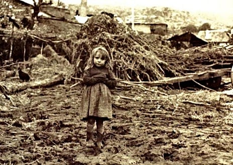 Imagen secundaria 1 - Algunos de los vecinos afectados y la portada de ABC recogiendo la catástrofe el 11 de enero de 1959