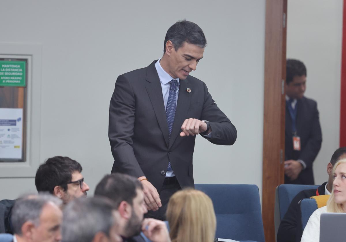 Pedro Sánchez, a su llegada a la sala de prensa de la Moncloa para anunciar su acuerdo con Junts