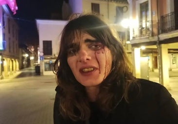 Dos hombres golpean repetidamente a una mujer en una agresión tránsfoba en pleno centro de Alcalá de Henares