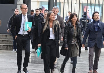 Miriam Nogueras (centro) llegando al Congreso