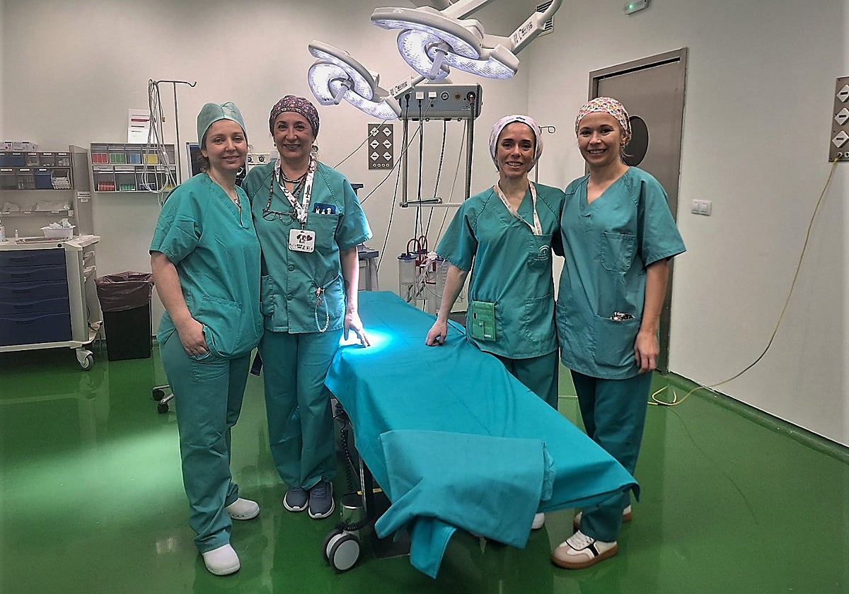 Sanitarias en uno de los quirófanos para la cirugía menor ambulatoria en el Hospital de Puente Genil