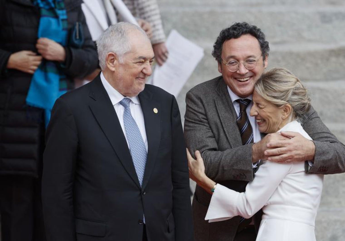 García Ortiz abraza a la vicepresidenta Yolanda Gómez en presencia del presidente del TC, Conde-Pumpido