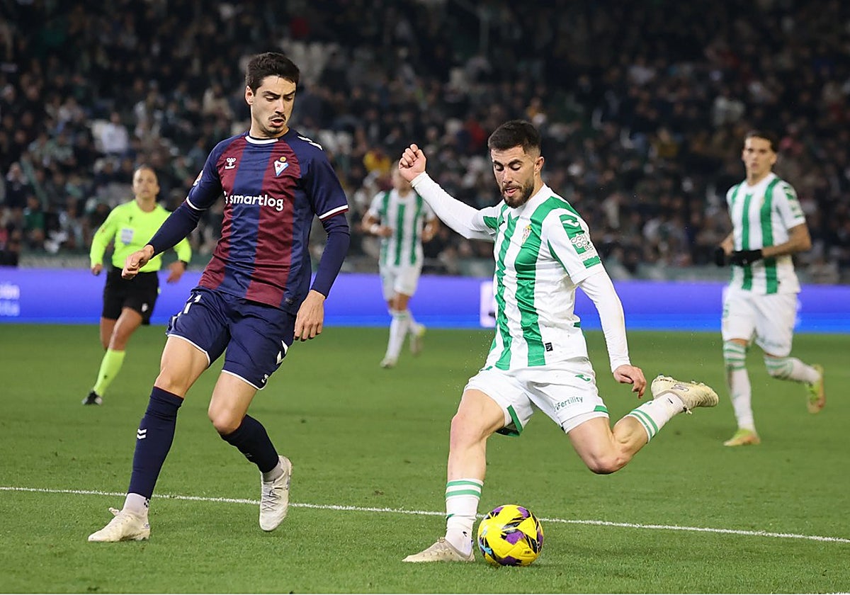 Jacobo golpea el balón durante el partido ante el Eibar en El Arcángel