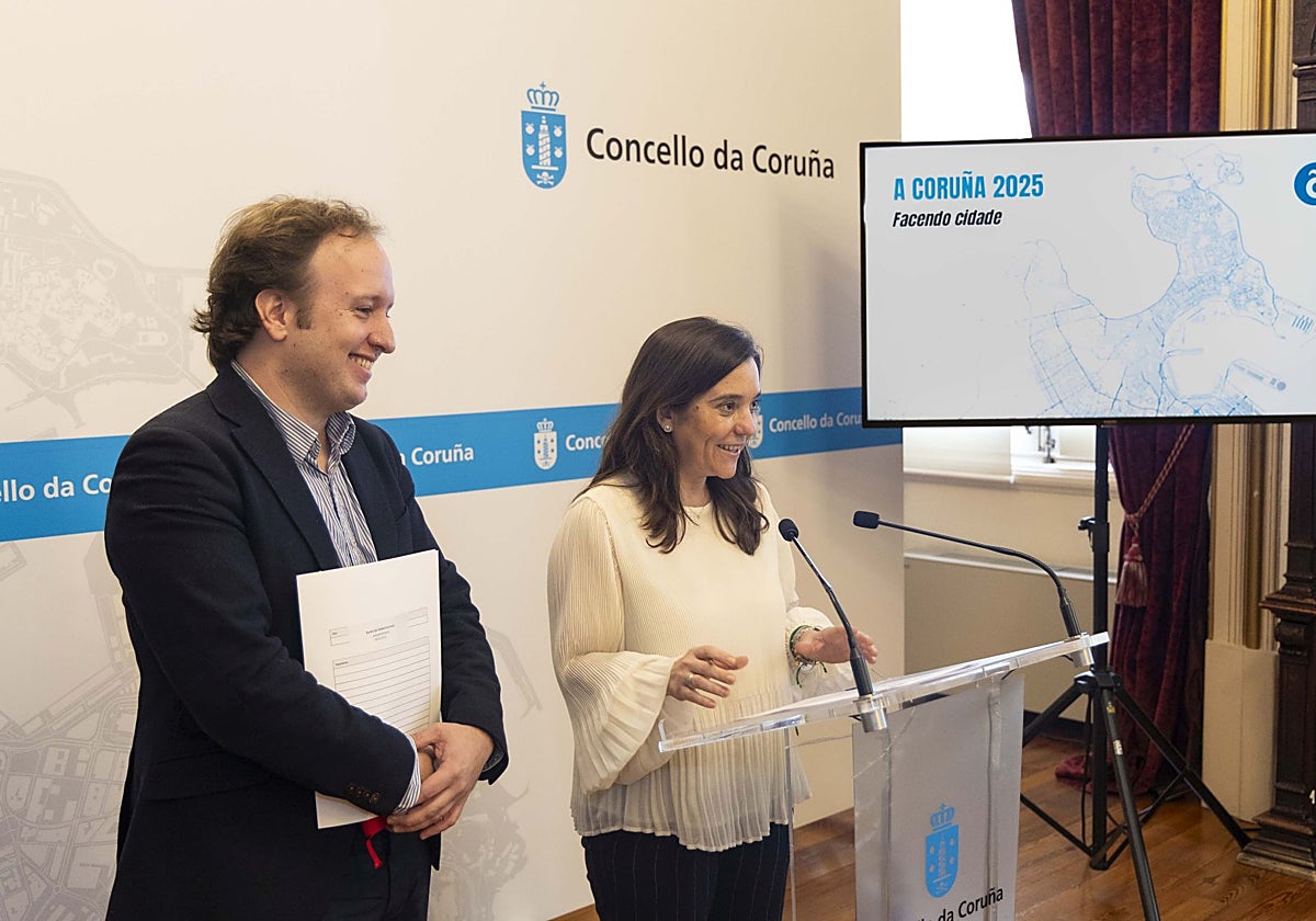 La alcaldesa y el concejal del ramo, durante la presentación de la ordenanza