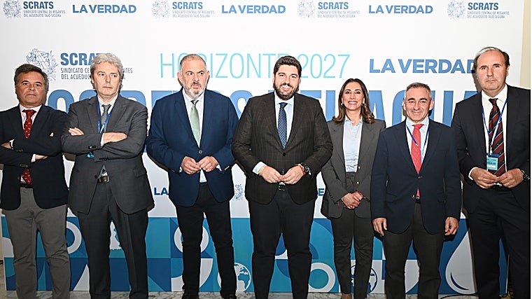 Dirigentes autonómicos y representantes de los regantes del Tajo-Segura, en el foro celebrado en Murcia