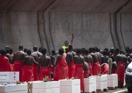 El Gobierno exige a Canarias que negocie con el PNV y Junts para asegurar su apoyo al reparto de menores inmigrantes