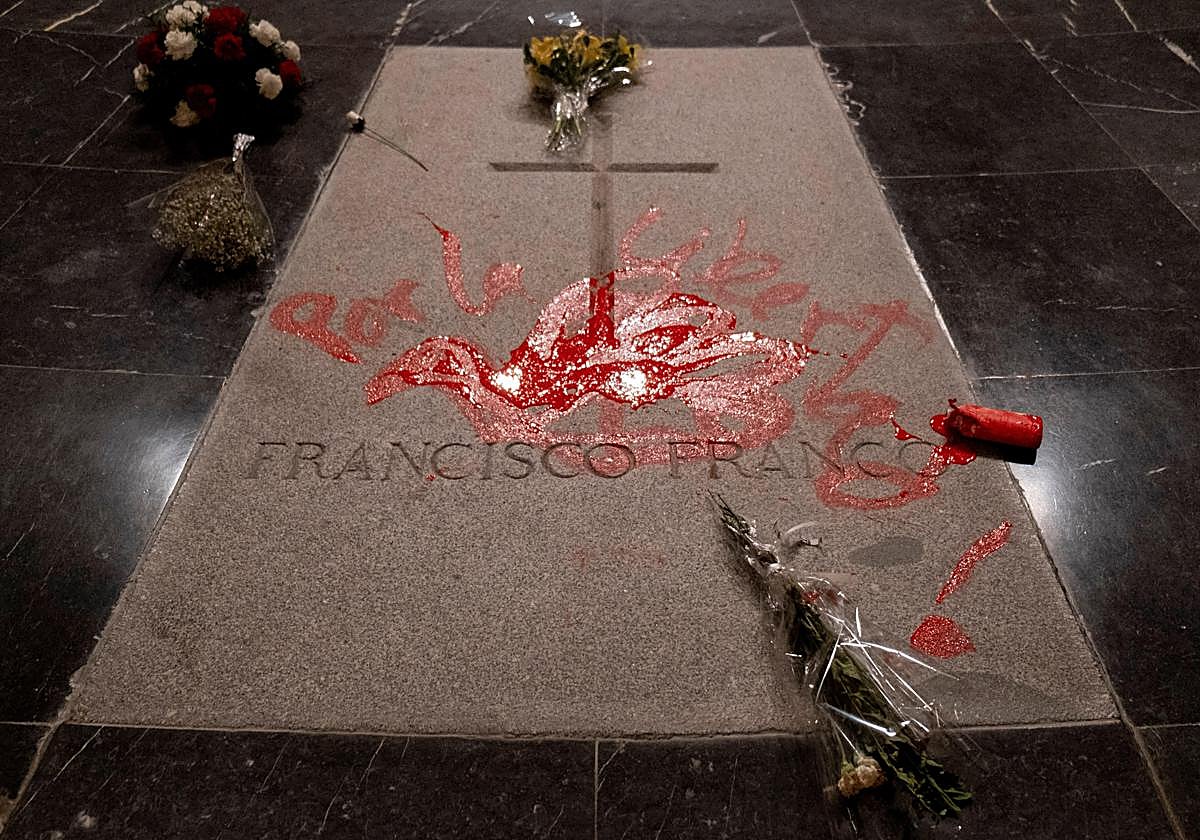 Tumba de Francisco Franco tras ser pintada por Enrique Tenreiro