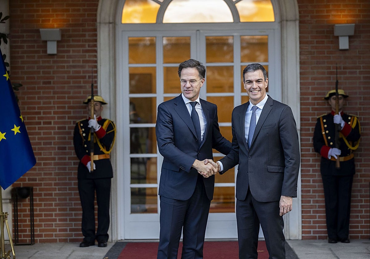 Pedro Sánchez recibe a Mark Rutte a las puertas del Palacio de la Moncloa