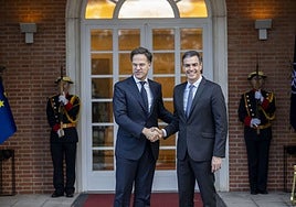 La gélida visita del jefe de la OTAN a Sánchez: para el final, sin agradecimiento ni comparecencia