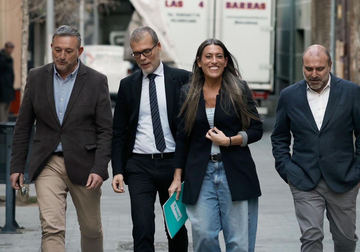 Nogueras, en el centro, junto a miembros de la ejecutiva de Junts, antes de entrar en la sede del partido