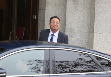 Gritos de «sinvergüenza» y una corbata con la balanza de la Justicia: así ha sido la llegada de García Ortiz al Supremo para declarar como imputado