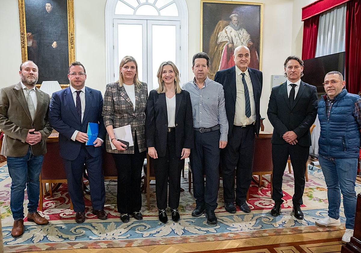 El senador Agustín Almodóbar, junto a representantes de ASETUR, Asociación Española de Turismo Rural.