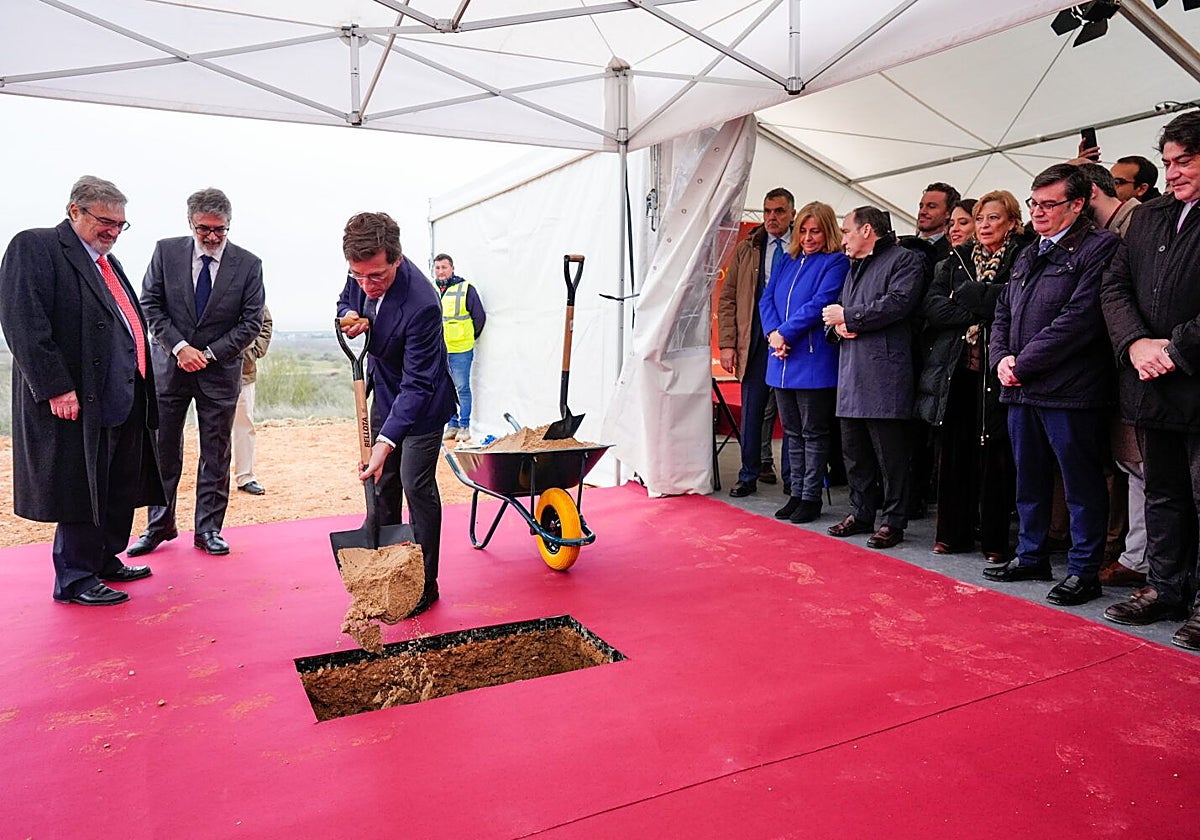 Almeida coloca la primera piedra de Solana, el futuro barrio sostenible de  Hortaleza