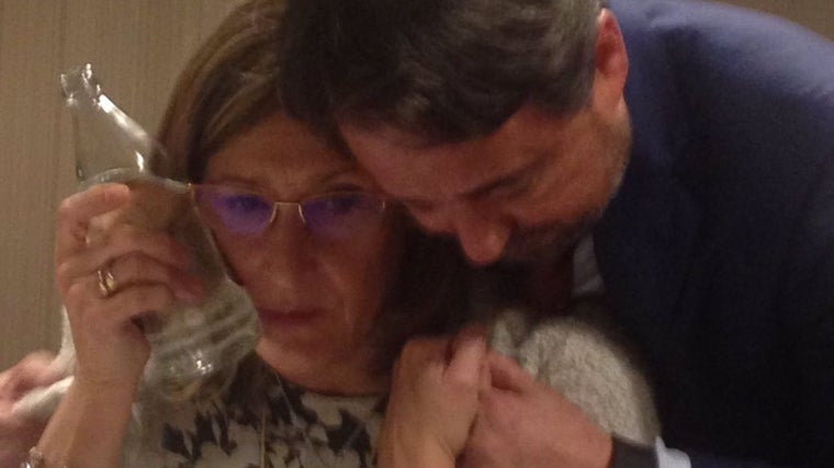 La exdecana de los abogados rebaja la hinchazón con una botella fría tras denunciar haber recibido un puñetazo en un proceso electoral, en 2017