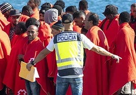 La Junta de Andalucía reclamará al Estado que asuma su competencia con los migrantes