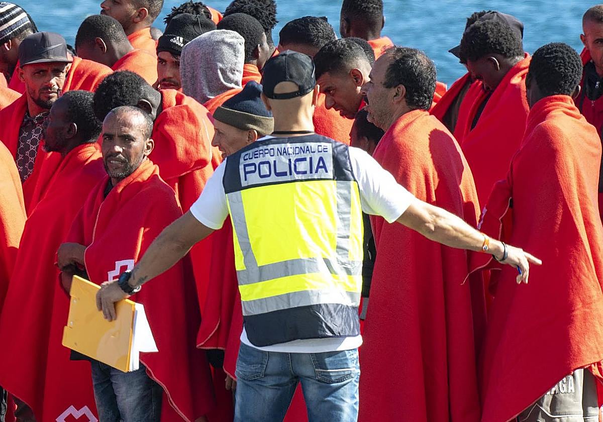 La Policía Nacional custodiando la llegada de un grupo de inmigrantes