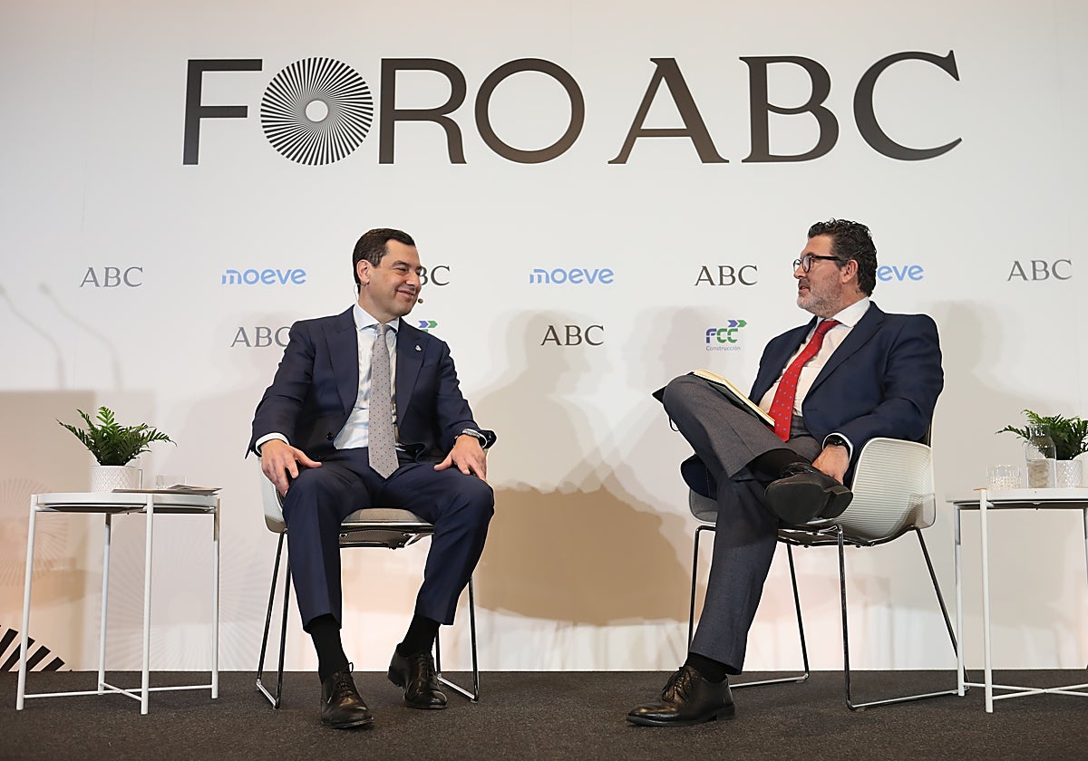 El presidente andaluz, Juanma Moreno, en el Foro ABC este miércoles contesta a las preguntas del director del periódico en Madrid, Julián Quirós