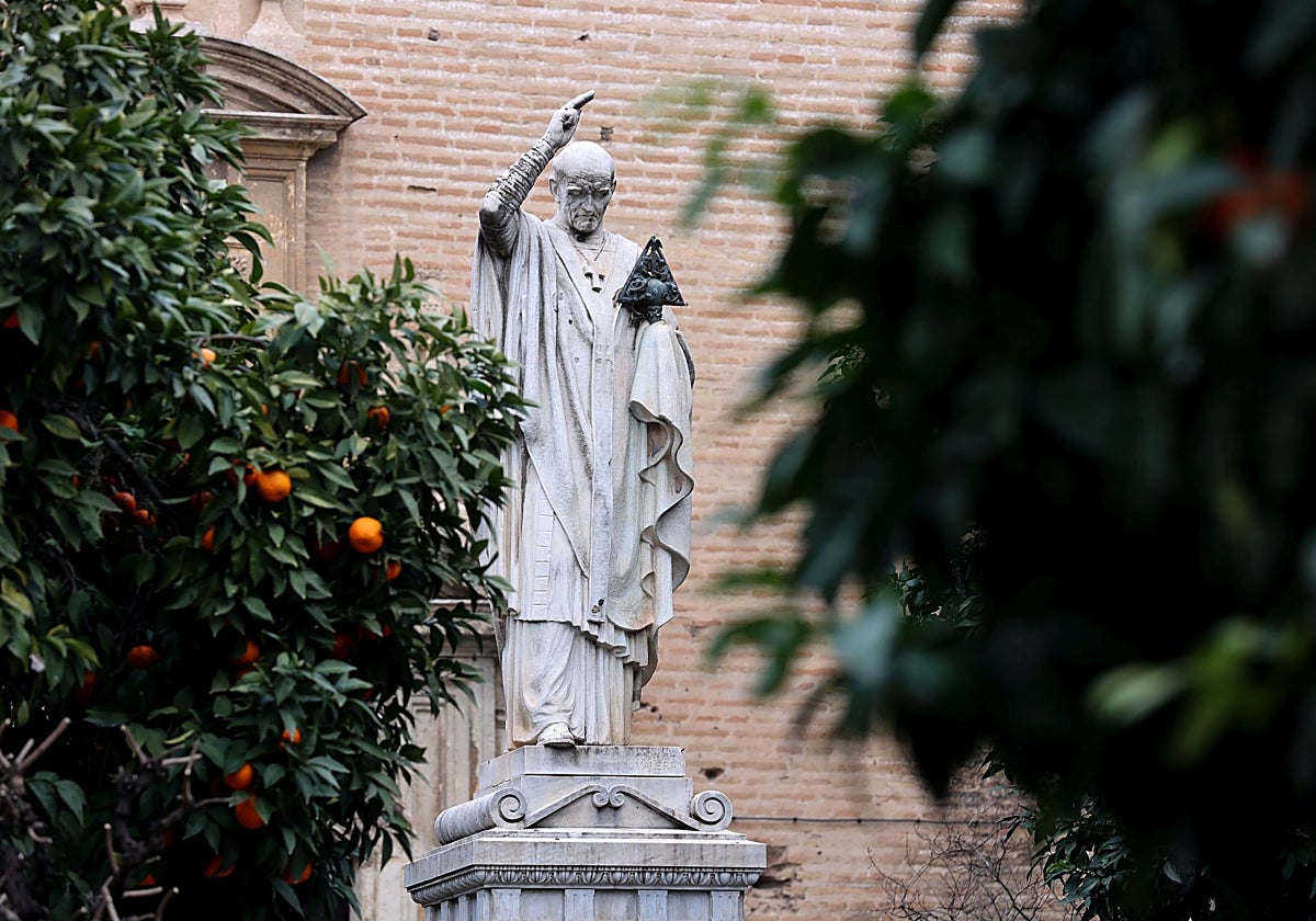 Estatua de Osio en la plaza de Capuchinas