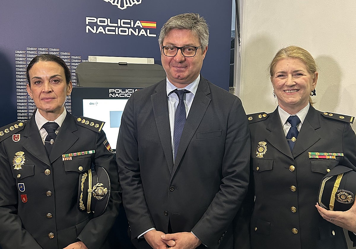 El alcalde de la localidad junto a responsables policiales