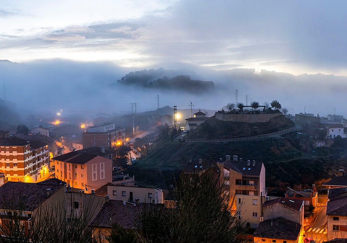 Un manto de niebla muy densa cubre la ciudad de Teruel al amanecer este jueves 30 de enero