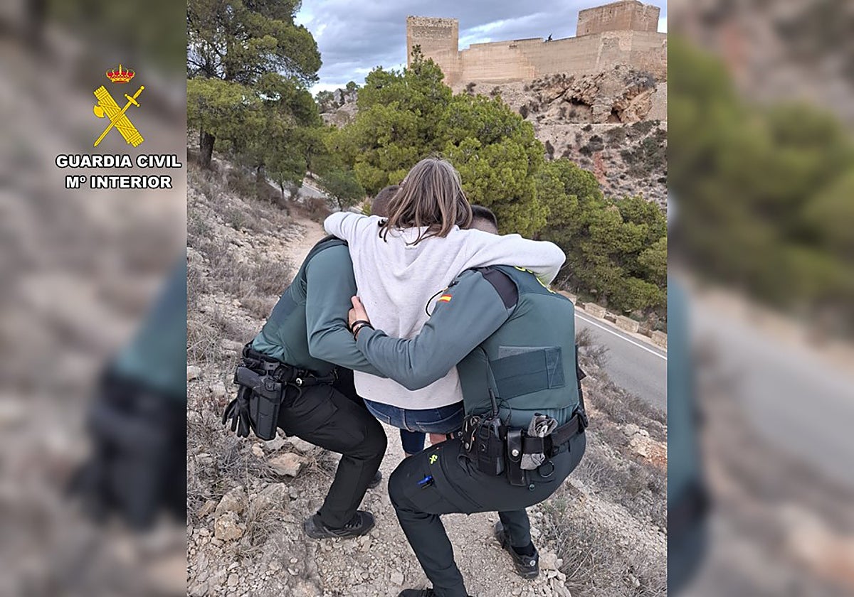 Imagen de la senderista auxiliada por la Guardia Civil en Novelda, Alicante