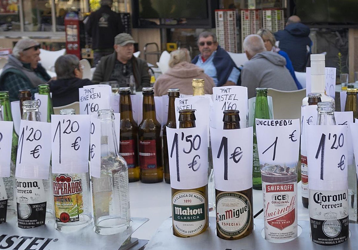 Imagen de archivo de bebidas en oferta en un bar